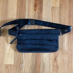 Lululemon Black belt pleated Fanny pack